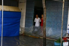 Nước ngập sâu trên đường Mậu Thân, quận Ninh Kiều khiến việc sinh hoạt, mua bán của người dân bị ảnh hưởng. (Ảnh: Thanh Liêm/TTXVN)