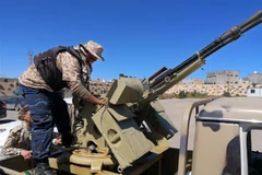 Binh sỹ trung thành với chính phủ ở Tripoli kiểm tra vũ khí tại khu vực phía nam Tripoli, Libya, ngày 8/4/2019. (Ảnh: THX/TTXVN)