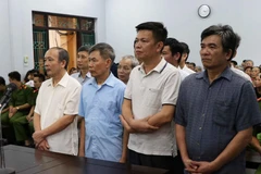 Các bị cáo tại phiên toà. (Ảnh: Đinh Tuấn/TTXVN)