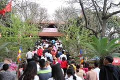 Đông đảo du khách về trảy hội. (Ảnh: Thái Hùng/TTXVN)