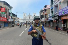 Binh sỹ Sri Lanka gác bên ngoài nhà thờ Thánh Anthony ở thủ đô Colombo ngày 21/4/2019. (Ảnh: THX/TTXVN)
