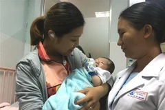 Niềm vui của gia đình bệnh nhân sau khi bé được phẫu thuật và hồi phục. (Ảnh: Đinh Hằng/TTXVN)