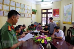 Cơ quan an ninh điều tra-Công an tỉnh Hà Giang đọc lệnh bắt tạm giam đối với Vũ Trọng Lương. (Ảnh: Diệu Loan/TTXVN)