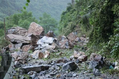 Sạt lở đất, đá ở Quốc lộ 3. (Ảnh: Vũ Hoàng Giang/TTXVN)