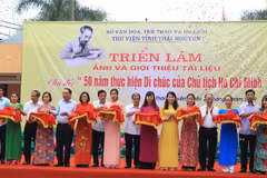 Các đại biểu cắt băng khai mạc triển lãm. (Ảnh: Quân Trang/TTXVN)