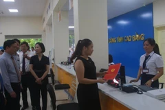 Người dân đến thực hiện thủ tục hành chính tại Trung tâm phục vụ hành chính công tỉnh Cao Bằng. (Ảnh: Chu Hiệu/TTXVN)