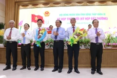 Các lãnh đạo tỉnh Đồng Tháp chúc mừng ông Nguyễn Thiện Nghĩa (thừ 3 từ trái sang) được bầu bổ sung giữ chức vụ Phó Chủ tịch UBND tỉnh. (Ảnh: Nguyễn Văn Trí/TTXVN)