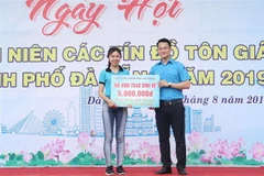Thành Đoàn Đà Nẵng hỗ trợ sinh kế cho các cơ sở tôn giáo. (Ảnh: Văn Dũng/TTXVN)