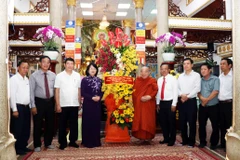 Phó Chủ tịch nước Đặng Thị Ngọc Thịnh tặng hoa chúc mừng Hòa thượng Thích Thiện Tâm, Phó Chủ tịch Hội đồng Trị sự Giáo hội Phật giáo Việt Nam tại chùa Phổ Minh, nhân dịp Lễ Phật đản. (Ảnh: Xuân Khu/TTXVN)