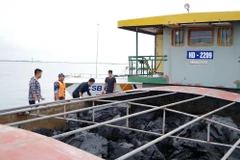 700m3 than bùn không rõ nguồn gốc trên tàu HD 2209 bị tạm giữ. (Nguồn: canhsatbien.vn)