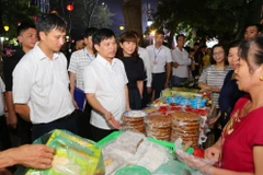 Ông Ngô Văn Quý, Phó Chủ tịch Ủy ban Nhân dân thành phố Hà Nội cùng các đại biểu tham quân các gian hàng ẩm thực. (Ảnh: Thành Đạt/TTXVN)