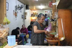 Gia đình bà Trương Ngọc Trâm Anh (người gốc Ấn Độ) - hộ cận nghèo tại phường 5, quận 3 được chính quyền địa phương hỗ trợ sửa chữa nơi bán hàng khang trang, sạch đẹp. (Ảnh: Thanh Vũ/TTXVN)