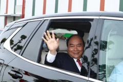 Thủ tướng Nguyễn Xuân Phúc kiểm tra chất lượng vận hành xe Vinfast. (Ảnh: Thống Nhất/TTXVN)