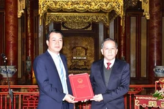 Chủ tịch UBND tỉnh Thừa Thiên-Huế Phan Ngọc Thọ trao quyết định chủ trương đầu tư Dự án Khu liên hợp sản xuất, lắp ráp Kim Long Motorscho nhà đầu tư. (Nguồn: thuathienhue.gov.vn)