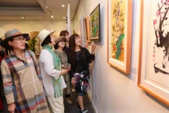 Các đại biểu và du khách tham quan Triển lãm. (Ảnh: Thành Đạt/TTXVN)