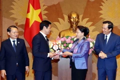 Chủ tịch Quốc hội Nguyễn Thị Kim Ngân trao tặng quả bóng có đầy đủ chữ ký của đội tuyển U23 Việt Nam cho đại diện Công ty Cổ phần Văn Phú-Invest. (Ảnh: Trọng Đức/TTXVN)