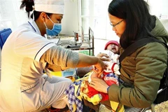 Tiêm vắcxin cho trẻ nhỏ. (Ảnh: Dương Ngọc/TTXVN)