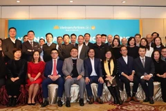 Khách mời quốc tế và đại diện cán bộ Chi nhánh Vietnam Airlines tại Hong Kong chụp ảnh lưu niệm. (Ảnh: Xuân Tuấn/Vietnam+)