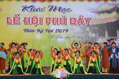 Tiết mục văn nghệ khai mạc Lễ hội Phủ Dầy năm 2019. (Ảnh: Công Luật/TTXVN)