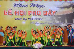 Tiết mục văn nghệ khai mạc Lễ hội Phủ Dầy năm 2019. (Ảnh: Công Luật/TTXVN)