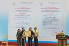 Đại diện HIU nhận Chứng nhận kiểm định chất lượng cơ sở giáo dục. (Nguồn: Vietnam+)