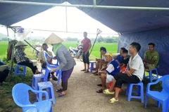 Năm 2017 người dân khu vực cũng từng dựng lán, chặn xe chở rác vào bãi rác Nam Sơn. (Ảnh: H.V/Vietnam+)