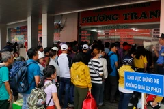 Người dân mua vé tại bến xe miền Tây. (Ảnh: Hoàng Hải/TTXVN)
