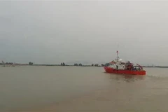 Hải đội 2 Biên phòng Nghệ An xuất kích đi cứu nạn tàu cá NA 95688 TS bị nạn trên biển. (Ảnh: TTXVN)