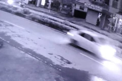 Hình ảnh chiếc ôtô gây tai nạn được một camera an ninh ghi lại. (Ảnh: Công an cung cấp)