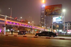 Đoàn xe đón Tổng thống Donald Trump đi qua cầu vượt Trần Duy Hưng, Hà Nội. (Ảnh: Thành Đạt/TTXVN)