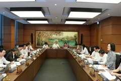Đoàn đại biểu Quốc hội thành phố Hà Nội thảo luận tại tổ. (Ảnh: Văn Điệp/TTXVN)