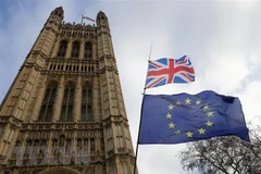Cờ Anh (phía trên) và cờ EU (phía dưới) bên ngoài tòa nhà Quốc hội ở London. (Ảnh: THX/TTXVN)