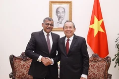 Ủy viên Bộ Chính trị, Phó Thủ tướng Thường trực Chính phủ Trương Hòa Bình tiếp Chánh án Tòa án Tối cao Singapore Sundaresh Menon. (Ảnh: Dương Giang/TTXVN)