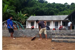 Thanh niên tình nguyện tham gia sửa chữa điểm trường Tiểu học Son-Sa Ná để kịp đón học sinh đến trường trong năm học mới. (Ảnh: Trịnh Duy Hưng/TTXVN)