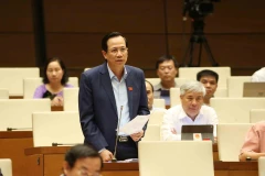 Bộ trưởng Bộ Lao động Thương binh và Xã hội Đào Ngọc Dung trả lời chất vấn của đại biểu Quốc hội. (Ảnh: Phương Hoa/TTXVN)