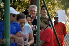 Chủ tịch Cuba Miguel Diaz-Canel (giữa) và các cử tri xếp hàng chờ bỏ phiếu trong cuộc trưng cầu ý dân về Hiến pháp mới tại La Habana, ngày 24/2/2019. (Nguồn: AFP/TTXVN)