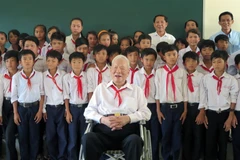 Đại tướng Lê Đức Anh chụp ảnh lưu niệm với các em học sinh Trường THPT Nam Yên, huyện An Biên, tỉnh Kiên Giang. (Ảnh: TTXVN)