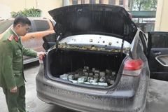 Công an thị xã Quảng Yên, tỉnh Quảng Ninh kiểm tra phương tiện và các sản phẩm được nhóm đối tượng sử dụng để lừa đảo. (Ảnh: TTXVN)