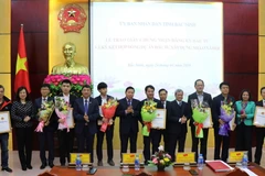 Các lãnh đạo tỉnh Bắc Ninh trao giấy chứng nhận cho các nhà đầu tư. (Ảnh: Trương Diệp/TTXVN)