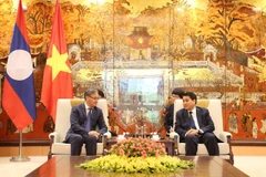 Chủ tịch Ủy ban Nhân dân thành phố Nguyễn Đức Chung và Đại sứ Lào Thongsavanh Phomvihane trao đổi tại buổi tiếp. (Nguồn: Hanoi.gov.vn)