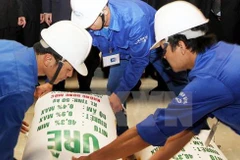 Sản phẩm urê đầu tiên của Nhà máy đạm Ninh Bình. (Nguồn: TTXVN)