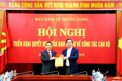 Ông Nguyễn Văn Bình, Ủy viên Bộ Chính trị, Bí thư Trung ương Đảng, Trưởng ban Kinh tế Trung ương trao Quyết định bổ nhiệm cán bộ cho ông Nguyễn Hồng Sơn. (Ảnh: Phương Hoa/TTXVN)