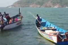 Lực lượng chức năng triển khai công tác cứu hộ các nạn nhân vụ lật phà. (Nguồn: ANI)