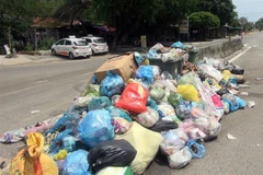 Rác thải ùn ứ trên đường ở khối phố 4, thị trấn Núi Thành, huyện Núi Thành, Quảng Nam. (Ảnh: Đỗ Trưởng/TTXVN)