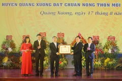 Phó Thủ tướng Vương Đình Huệ trao Bằng công nhận huyện nông thôn mới cho lãnh đạo huyện Quảng Xương, tỉnh Thanh Hóa. (Ảnh: Trịnh Duy Hưng/TTXVN)