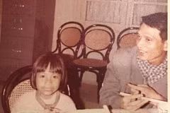 Phó Tổng giám đốc TTXVN Đỗ Phượng và cô bé Chey Beaupha những ngày đầu giải phóng (1979).