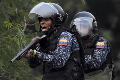 Lực lượng an ninh Venezuela trong cuộc xung đột với các tay súng ủng hộ lãnh đạo đối lập tại cây cầu quốc tế Francisco de Paula Santander, giáp giới thành phố Cuculta, Colombia tháng 2/2019. (Ảnh: AFP/TTXVN)