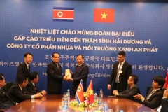 Bí thư Tỉnh ủy Hải Dương Nguyễn Mạnh Hiển (bên phải) tặng đoàn lãnh đạo cấp cao của Đảng Lao động Triều Tiên lọ hoa gốm Chu Đậu. (Ảnh: Mạnh Minh/TTXVN)
