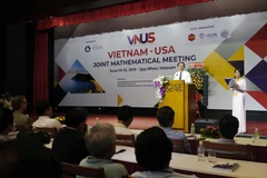 Chủ tịch Ủy ban Nhân dân tỉnh Bình Định Hồ Quốc Dũng phát biểu tại hội nghị. (Ảnh: Phạm Kha/TTXVN)