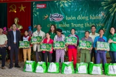 Huda trao quà cho người dân miền Trung. (Nguồn: Vietnam+)